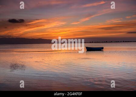 Sonnenuntergang am Strand von Trabucador im Ebro-Delta (Tarragona, Katalonien, Spanien) ESP: Atardecer en la Playa del Trabucador en el Delta del Ebro Stockfoto