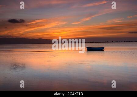 Sonnenuntergang am Strand von Trabucador im Ebro-Delta (Tarragona, Katalonien, Spanien) ESP: Atardecer en la Playa del Trabucador en el Delta del Ebro Stockfoto