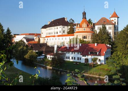 Schloss Schloss Palast und die Stadt Jindrichuv Hradec Nachmittag oder am frühen Abend Blick, Südböhmen, Tschechische republik Stockfoto