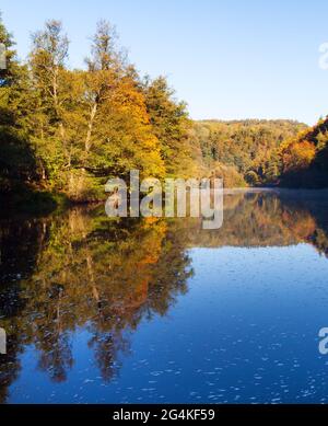 Ohre Fluss und herbstliche Sicht auf Wald Spiegelung auf Wasseroberfläche See Stockfoto