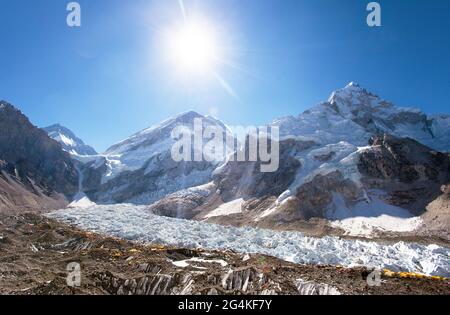 Morgensonne über dem Basislager des Mount Everest und dem khumbu-Gletscher, Himalaya-Gebirge in Nepal Stockfoto