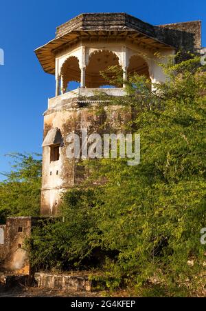 Detail der oberen Teil der Taragarh Fort in Bundi Stadt, typisch mittelalterliche Festung in Rajasthan, Indien Stockfoto