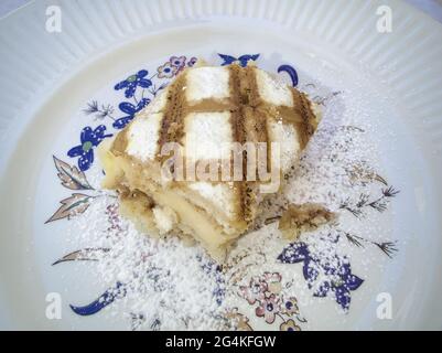 Ein Stück Segovia-Kuchen und traditionelle süße Biskuitkuchen und Rahm Stockfoto