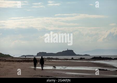 Wandern am Strand von North Berwick mit Fidra Island in der Ferne Stockfoto