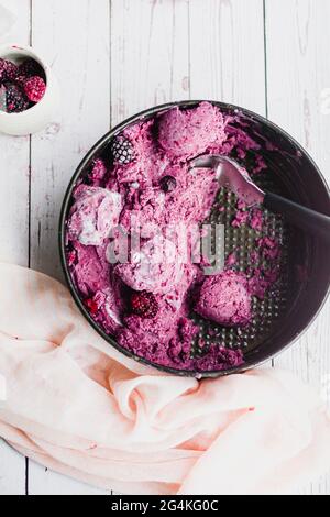 BlackBerry und Himbeere Milchfreies Eis auf Kokosnussbasis und gefrorenen Sommerbeeren Stockfoto