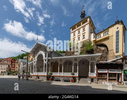 Karlovy Vary, Tschechische Republik - 21. Juni 2021: Sonniger Tag im großen tschechischen Kurort Karlovy Vary (Karlsbad) im westlichen Teil Tschechiens Stockfoto