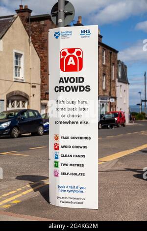 Ein Schild in der Hauptstraße von North berwick, das die Menschen an soziale Distanz erinnert Stockfoto