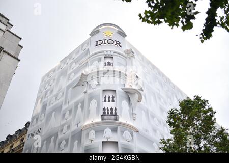 Ein Blick von außen auf die neuen HQs von Dior, die am 22. Juni 2021 in Paris, Frankreich, auf den Champs Elysees renoviert werden. Dior übernimmt einen neuen Standort an der Avenue des Champs-Elysees, nur dieses Mal ist es kein Geschäft. Die Dior-Muttergesellschaft LVMH Moet Hennessy Louis Vuitton hat einen Mietvertrag für das Gebäude im Jugendstil unterzeichnet, das im Besitz von Katari ist. Vor einigen Wochen wurde eine Markise mit dem Namen Dior und Bildern von „toiles“ aufgedruckt, den weißen Prototypen, die bei der Herstellung von Haute Couture-Kleidung verwendet werden und das Know-how der Werkstätten repräsentieren. Das Gebäude befindet sich an der Hausnummer 103 bis 111 auf der berühmten T Stockfoto