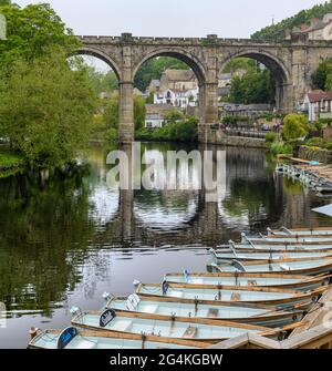 Das Knaresborough Viaduct wurde gebaut, um Züge über den Fluss Nidd zum Bahnhof Knaresborough zu transportieren. Aufgenommen unter den Ruinen von Knaresborough Castle. Stockfoto