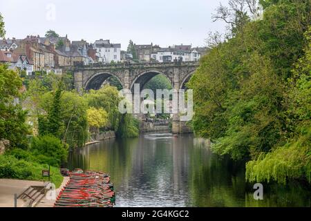 Das Knaresborough Viaduct wurde gebaut, um Züge über den Fluss Nidd zum Bahnhof Knaresborough zu transportieren. Aufgenommen unter den Ruinen von Knaresborough Castle. Stockfoto