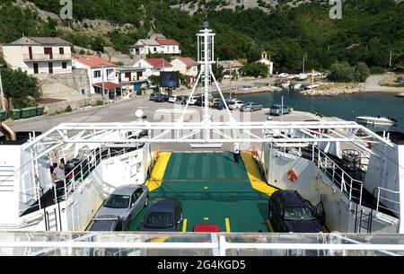 Blick von der Spitze der Fähre, die Autos und Menschen zum kroatischen Hafen von Prizna transportiert Stockfoto