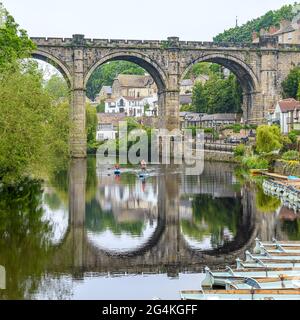 Das Knaresborough Viaduct wurde gebaut, um Züge über den Fluss Nidd zum Bahnhof Knaresborough zu transportieren. Aufgenommen unter den Ruinen von Knaresborough Castle. Stockfoto