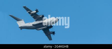 Panoramabild eines RAF Airbus A400M Atlas C.1 Transportflugzeugs, das über dem Flugzeug fliegt. Stockfoto