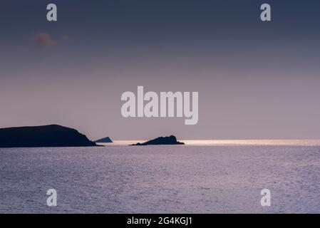 Abendlicht über dem gesamten Point East und den beiden felsigen Inseln Goose Rock und The Chick in Fistral Bay in Newquay in Cornwall. Stockfoto