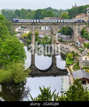 Das Knaresborough Viaduct wurde gebaut, um Züge über den Fluss Nidd zum Bahnhof Knaresborough zu transportieren. Aufgenommen unter den Ruinen von Knaresborough Castle. Stockfoto