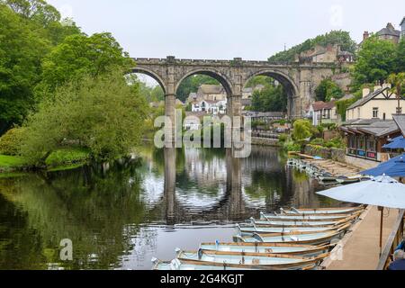 Das Knaresborough Viaduct wurde gebaut, um Züge über den Fluss Nidd zum Bahnhof Knaresborough zu transportieren. Aufgenommen unter den Ruinen von Knaresborough Castle. Stockfoto