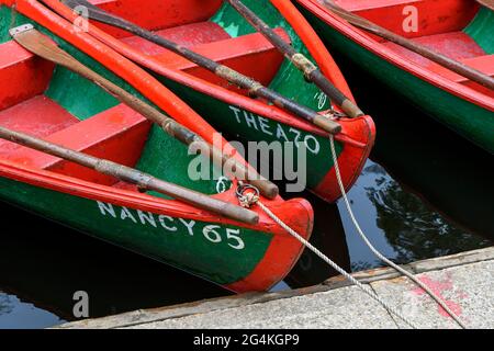 Das Knaresborough Viaduct wurde gebaut, um Züge über den Fluss Nidd zum Bahnhof Knaresborough zu transportieren. Aufgenommen unter den Ruinen von Knaresborough Castle. Stockfoto