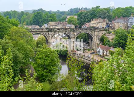 Das Knaresborough Viaduct wurde gebaut, um Züge über den Fluss Nidd zum Bahnhof Knaresborough zu transportieren. Aufgenommen unter den Ruinen von Knaresborough Castle. Stockfoto