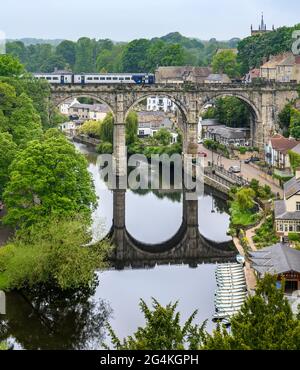 Das Knaresborough Viaduct wurde gebaut, um Züge über den Fluss Nidd zum Bahnhof Knaresborough zu transportieren. Aufgenommen unter den Ruinen von Knaresborough Castle. Stockfoto