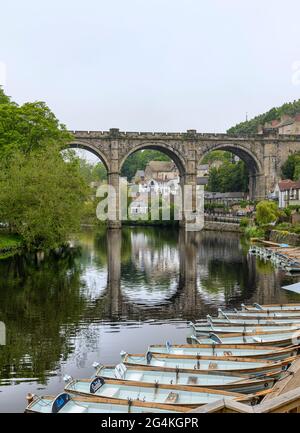 Das Knaresborough Viaduct wurde gebaut, um Züge über den Fluss Nidd zum Bahnhof Knaresborough zu transportieren. Aufgenommen unter den Ruinen von Knaresborough Castle. Stockfoto