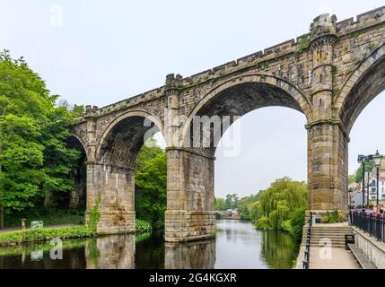 Das Knaresborough Viaduct wurde gebaut, um Züge über den Fluss Nidd zum Bahnhof Knaresborough zu transportieren. Aufgenommen unter den Ruinen von Knaresborough Castle. Stockfoto