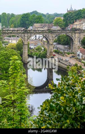 Das Knaresborough Viaduct wurde gebaut, um Züge über den Fluss Nidd zum Bahnhof Knaresborough zu transportieren. Aufgenommen unter den Ruinen von Knaresborough Castle. Stockfoto