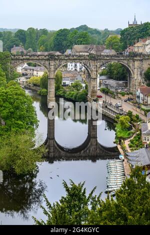 Das Knaresborough Viaduct wurde gebaut, um Züge über den Fluss Nidd zum Bahnhof Knaresborough zu transportieren. Aufgenommen unter den Ruinen von Knaresborough Castle. Stockfoto
