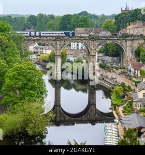Das Knaresborough Viaduct wurde gebaut, um Züge über den Fluss Nidd zum Bahnhof Knaresborough zu transportieren. Aufgenommen unter den Ruinen von Knaresborough Castle. Stockfoto