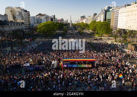 BUENOS AIRES, ARGENTINIEN - 08. Mai 2021: Luftaufnahme des lgbtq-Stolzes an einem sonnigen und klaren Tag Stockfoto