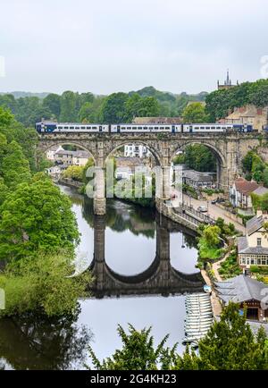 Das Knaresborough Viaduct wurde gebaut, um Züge über den Fluss Nidd zum Bahnhof Knaresborough zu transportieren. Aufgenommen unter den Ruinen von Knaresborough Castle. Stockfoto