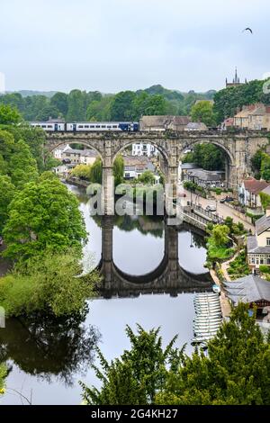 Das Knaresborough Viaduct wurde gebaut, um Züge über den Fluss Nidd zum Bahnhof Knaresborough zu transportieren. Aufgenommen unter den Ruinen von Knaresborough Castle. Stockfoto