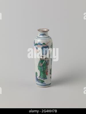 Vase (Rollstuhl) mit einem Gelehrten-Beamten und seinen Dienern in einer Landschaft. Kleine zylindrische Vase (Trolley) aus Porzellan mit einem ausladenden Hals, in Unterglasur blau und auf der Glasur rot, grün, gelb, Auberginen und schwarz lackiert. An der Wand eine würde, die in einer Landschaft mit Pflanzen, einer Bananenpflanze, Felsen und Bergen hinterlässt. Hinter ihm ein Diener mit einem Spanne; EIN zweiter Diener trägt ein Buch. Eine Pflanze zweimal am Hals. Der Boden ist unglasiert. Transition Porzellan mit E-Mail-Farben. Stockfoto