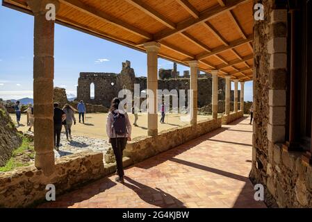 Besuch der Montsoriu Burg. Ansichten der restaurierten gotischen Galerie (Arbúcies, La Selva, Katalonien, Spanien) ESP: Visita al castillo de Montsoriu Stockfoto