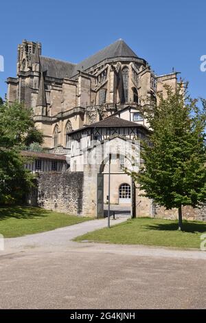 Die Apsis und die Querschiffe und der Chor, der Chevet, der Cathédrale Saint-Étienne de Limoges, mit einem Tor des Bischofssgarten im Vordergrund Stockfoto