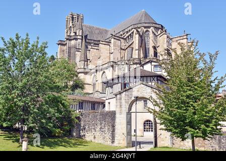 Die Apsis und die Querschiffe und der Chor, der Chevet, der Cathédrale Saint-Étienne de Limoges, mit einem Tor des Bischofssgarten im Vordergrund Stockfoto