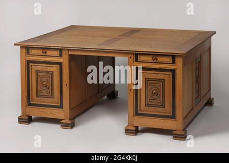 . Büro-Minister aus Eiche mit Schränken auf der Vorder- und Rückseite, mit Türen geschlossen und dann laden, die Flanke der offenen Mittelteil. Die Schränke liegen auf breiten Quadratfuß mit eingelegten Rosewood-Rohren. Die Türen und Schubladen sind in einem Rahmen aus Paneelen eingefangen und enthalten Paspeln aus Palisander, einen Perlrand und einen geschnitzten Knopf. In der Mitte jeder Tür befindet sich eine geschnittene geflochtene Rosette. Auf beiden Seiten des Schreibtisches befinden sich kleine Türen mit Palisanderholz, einem Perlenrand und einem geschnitzten Knopf in der Mitte. Über dem offenen Mittelteil befindet sich vorne und hinten ein Fach. Die Tischplatte besteht aus fou Stockfoto
