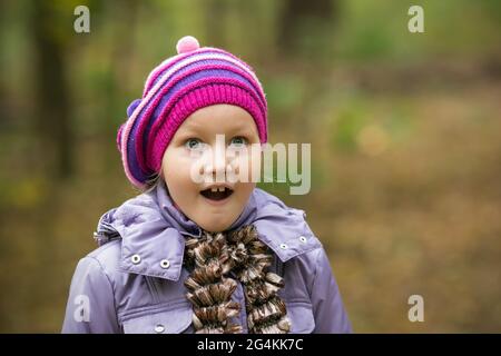 Das überraschte Gesicht eines kleinen Mädchens mit offenem Mund. Stockfoto