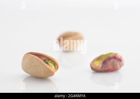 Sizilianische Pistazie auf glänzendem Weiß, Bronte, Sizilien, Italien, Europa Stockfoto