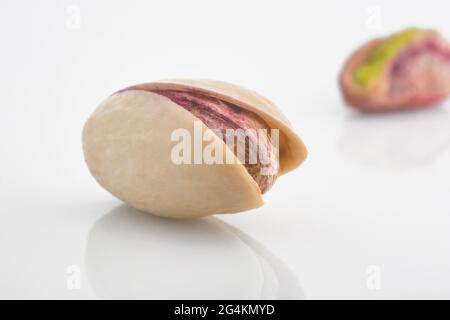 Sizilianische Pistazie auf glänzendem Weiß, Bronte, Sizilien, Italien, Europa Stockfoto