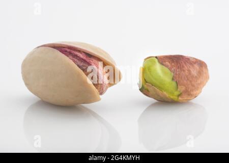 Sizilianische Pistazie auf glänzendem Weiß, Bronte, Sizilien, Italien, Europa Stockfoto