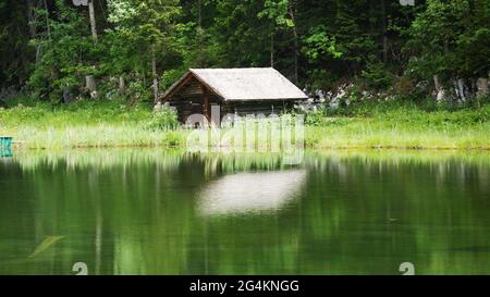 Blick auf eine Blockhütte am See Stockfoto