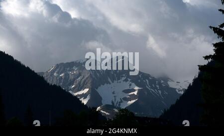 Gewitterwolken hängen über den Alpen Stockfoto