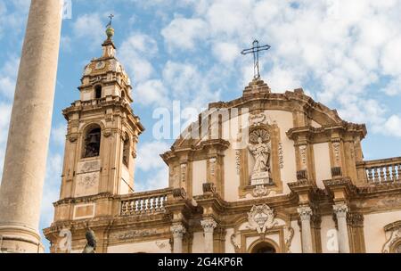 Die Fassade der Kirche des Heiligen Dominikus im historischen Zentrum von Palermo, Sizilien, Italien Stockfoto