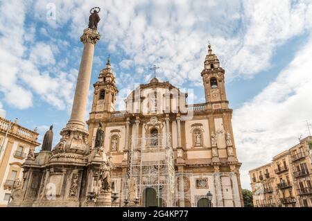 Die Fassade der Kirche des Heiligen Dominikus und Säule der Unbefleckten Empfängnis im historischen Zentrum von Palermo, Sizilien, Italien Stockfoto