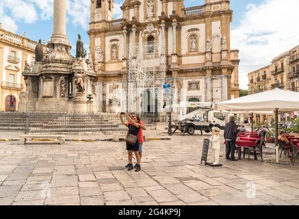 Der Platz des Heiligen Dominikus mit der Kirche des Heiligen Dominikus und der Säule der Unbefleckten Empfängnis im Zentrum von Palermo. Stockfoto