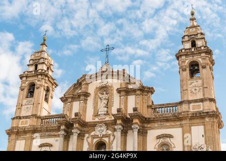 Die Fassade der Kirche des Heiligen Dominikus im historischen Zentrum von Palermo, Sizilien, Italien Stockfoto