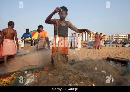 Angelaktivitäten von lokalen Fischern in Puri, Odisha, dem beliebtesten touristischen Strand im Osten Indiens. Stockfoto