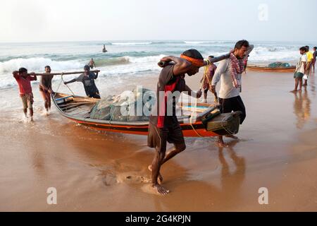 Angelaktivitäten von lokalen Fischern in Puri, Odisha, dem beliebtesten touristischen Strand im Osten Indiens. Stockfoto