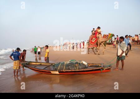 Angelaktivitäten von lokalen Fischern in Puri, Odisha, dem beliebtesten touristischen Strand im Osten Indiens. Stockfoto
