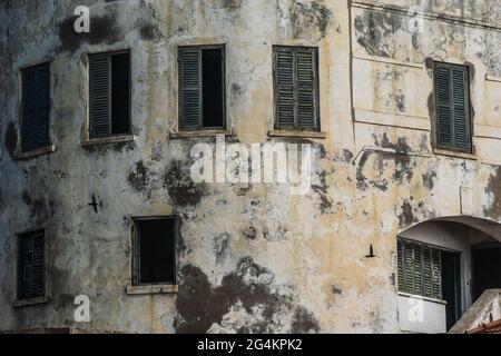 Teil eines Gebäudes in Afrika Ghana und Schatten an der Wand von zwei vorbeiziehenden Vögeln. Cape Coast Castle ist eines von etwa vierzig Sklavenburgen, das im Jahr 2 abgebildet wurde Stockfoto